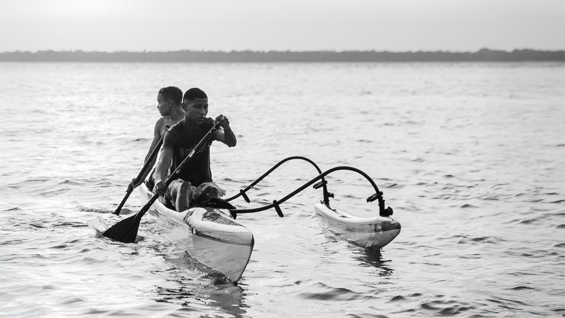 Zwei Männer beim Kanufahren auf dem Amazonas und präsentieren den traditionellen Lebensstil in Belém, Brasilien.