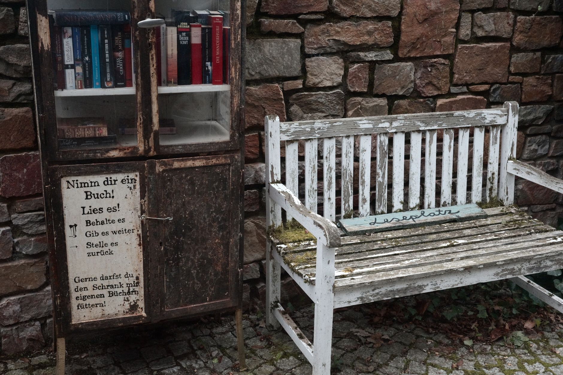 Rustikale Leseecke Mit Vintage Bank Und Bücherregal