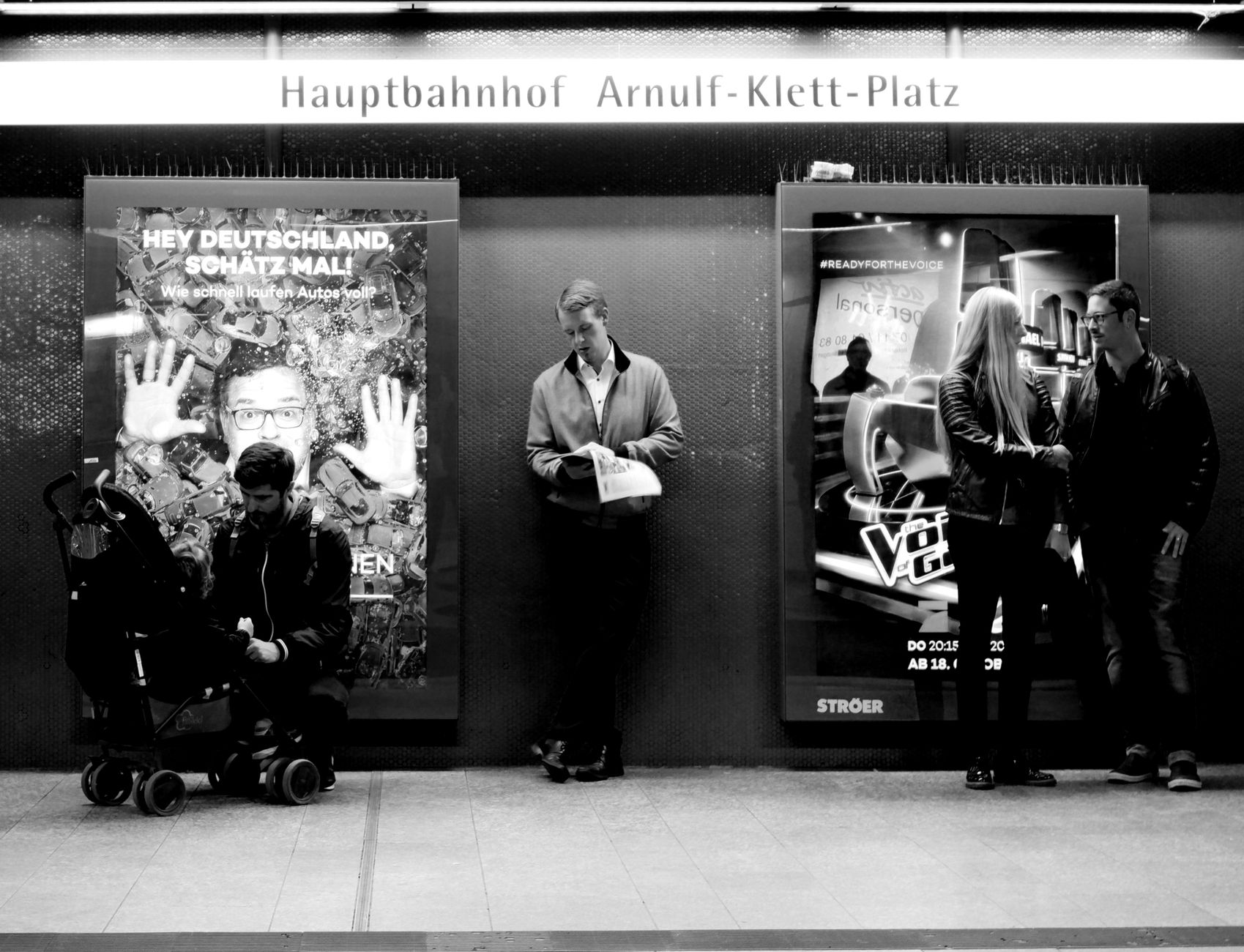 Schwarz-weiß-Szene von Menschen am Stuttgarter Hauptbahnhof in Baden-Württemberg.