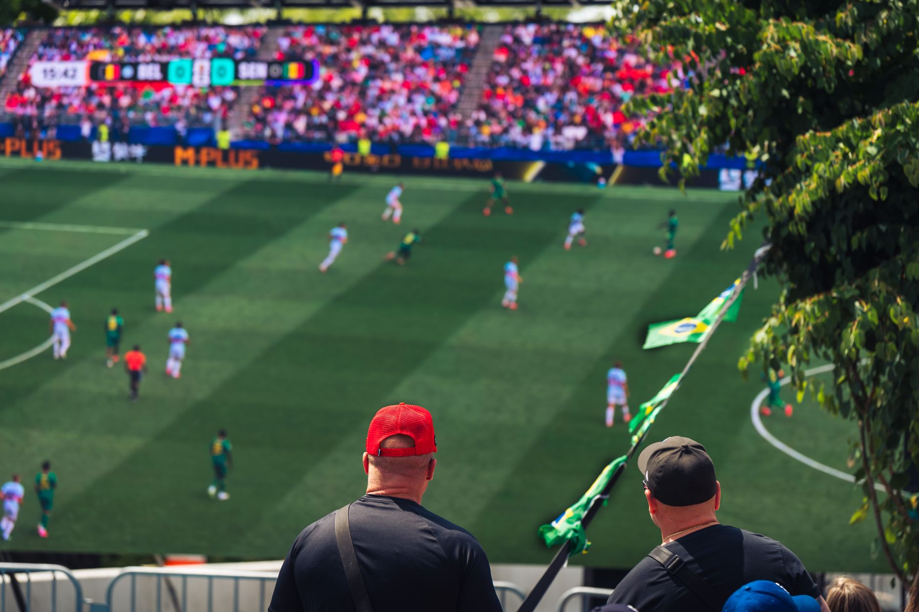 Beeindruckende Aufnahme von Fußballfans, die ein Live-Spiel in einem Stadion in Langford, British Columbia, Kanada, genießen.
