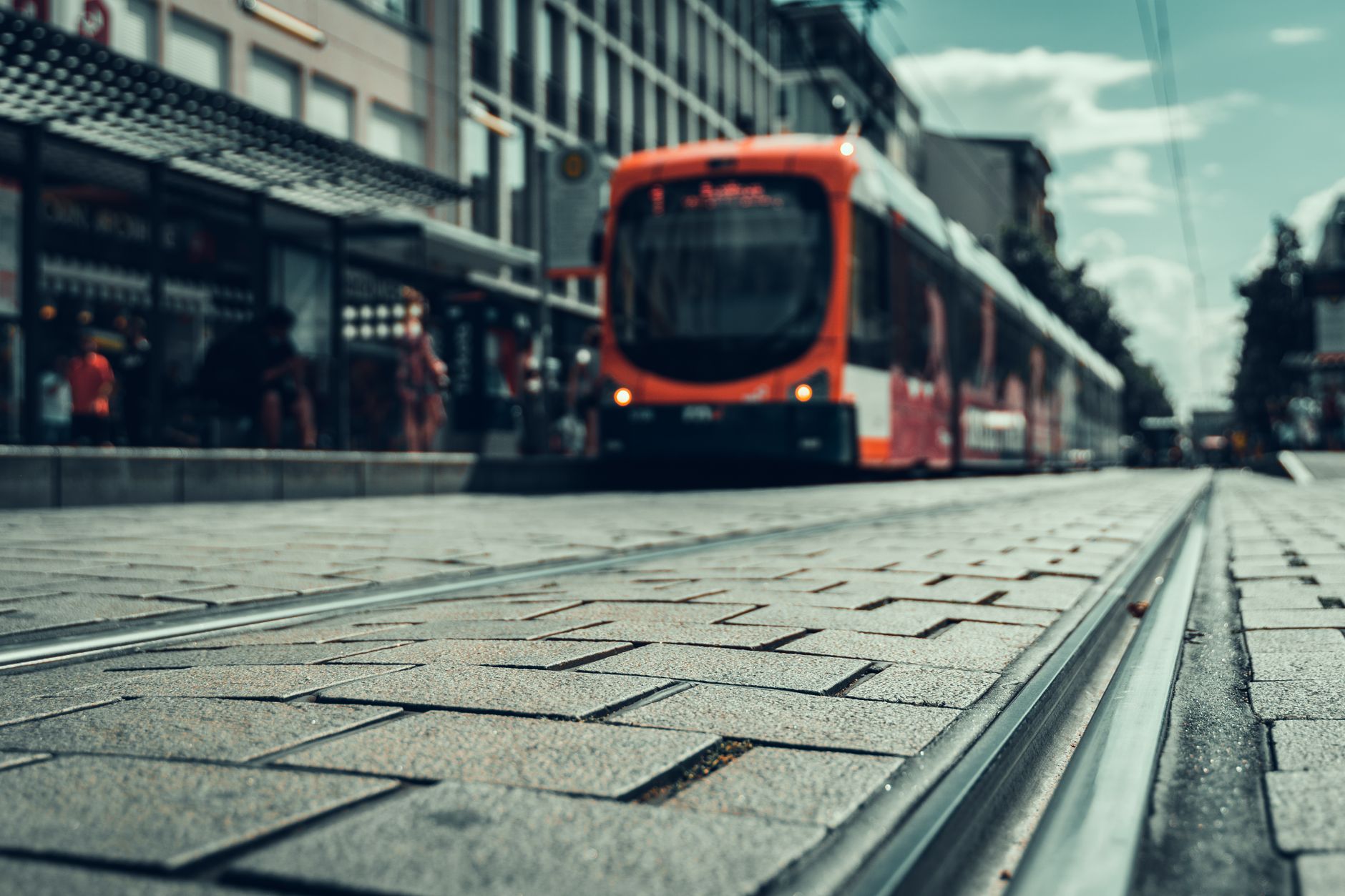 Dynamische Straßenszene in Mannheim mit Straßenbahn und urbanem Ambiente, aus Bodennähe aufgenommen.