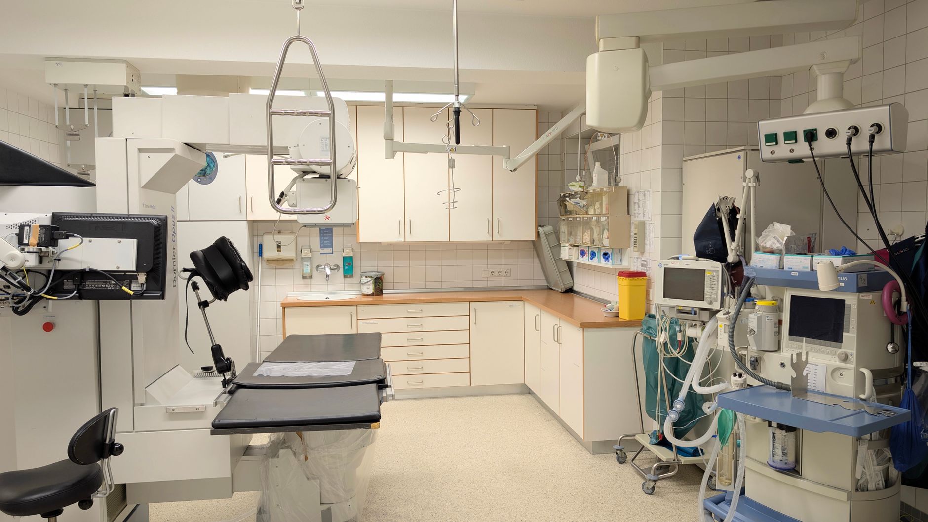 Geräumiger Röntgenraum mit modernster Bildgebungstechnologie in einem Krankenhaus.