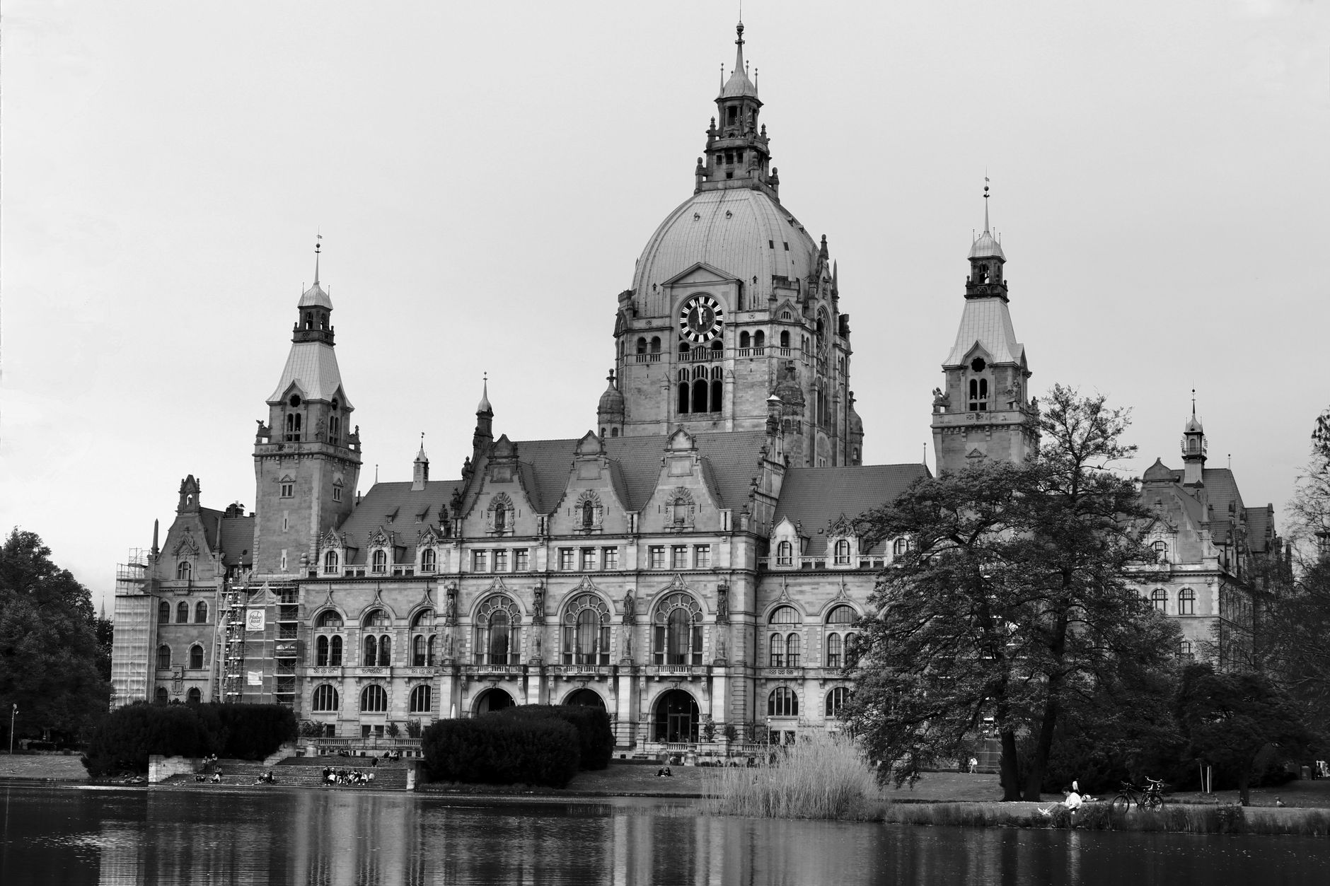 Stunning Schwarzweißfoto des Neuen Rathauses in Hannover, Deutschland, das historische Architektur widerspiegelt.