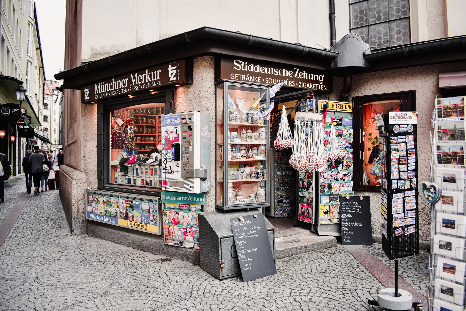 Entdecken Sie den Charme Münchens mit diesem Straßenkiosk in der historischen Altstadt, der Souvenirs und lokale Köstlichkeiten anbietet.
