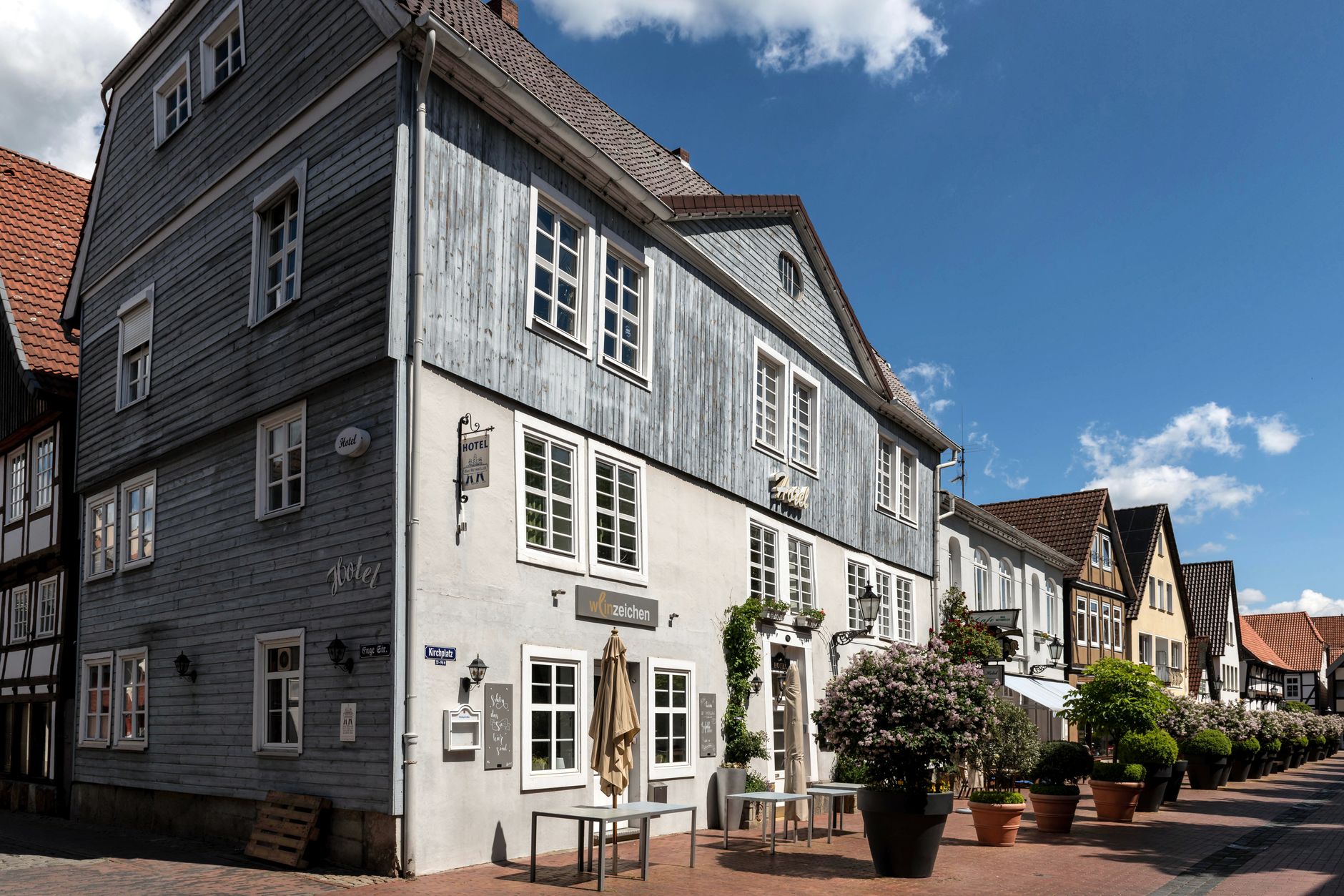 Malerische Straßenansicht in Rinteln, Deutschland, die historische Architektur an einem sonnigen Tag zeigt.
