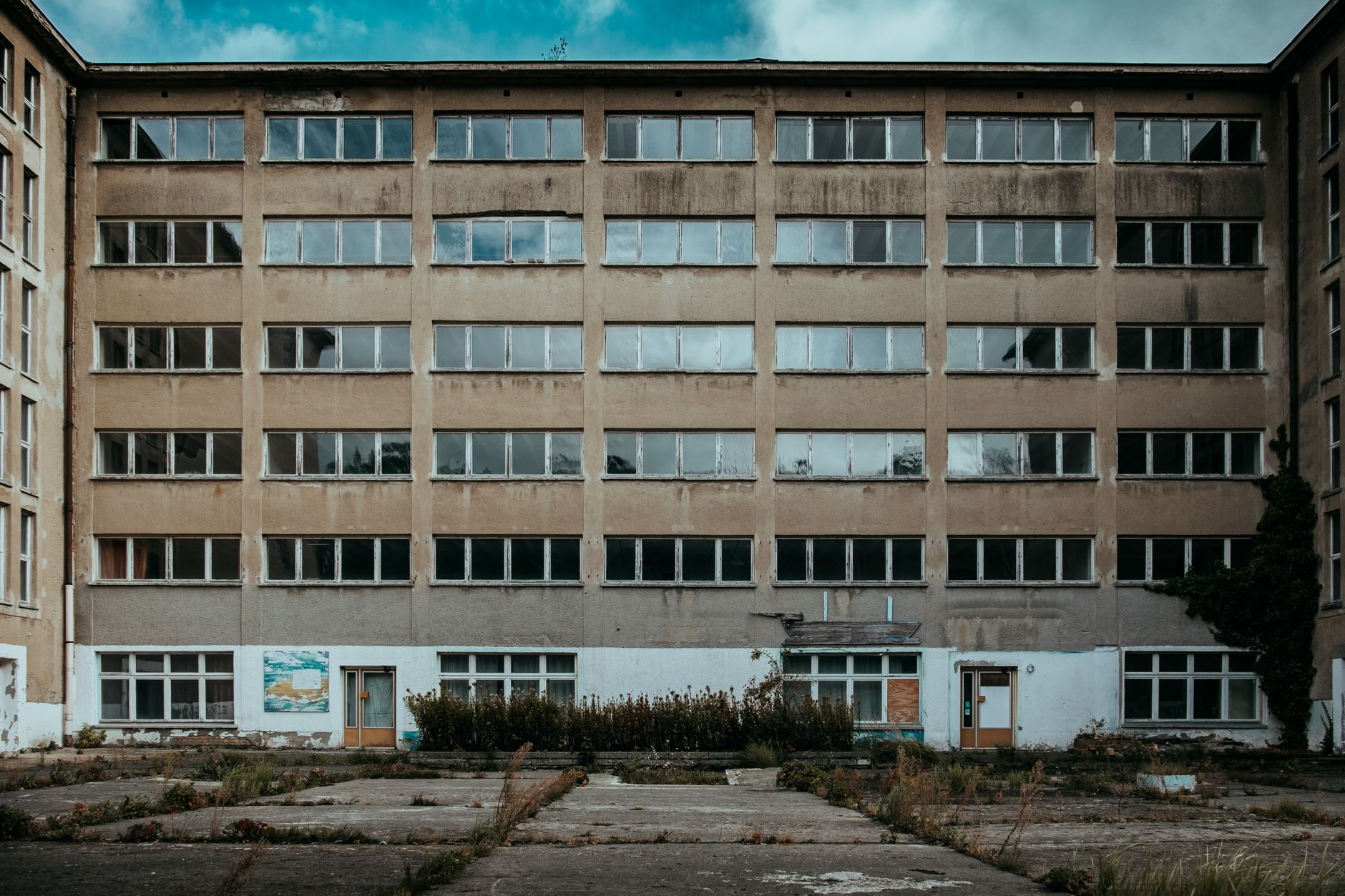 Fassade eines verlassenen Gebäudes in Prora, Deutschland, das städtischen Verfall zeigt.