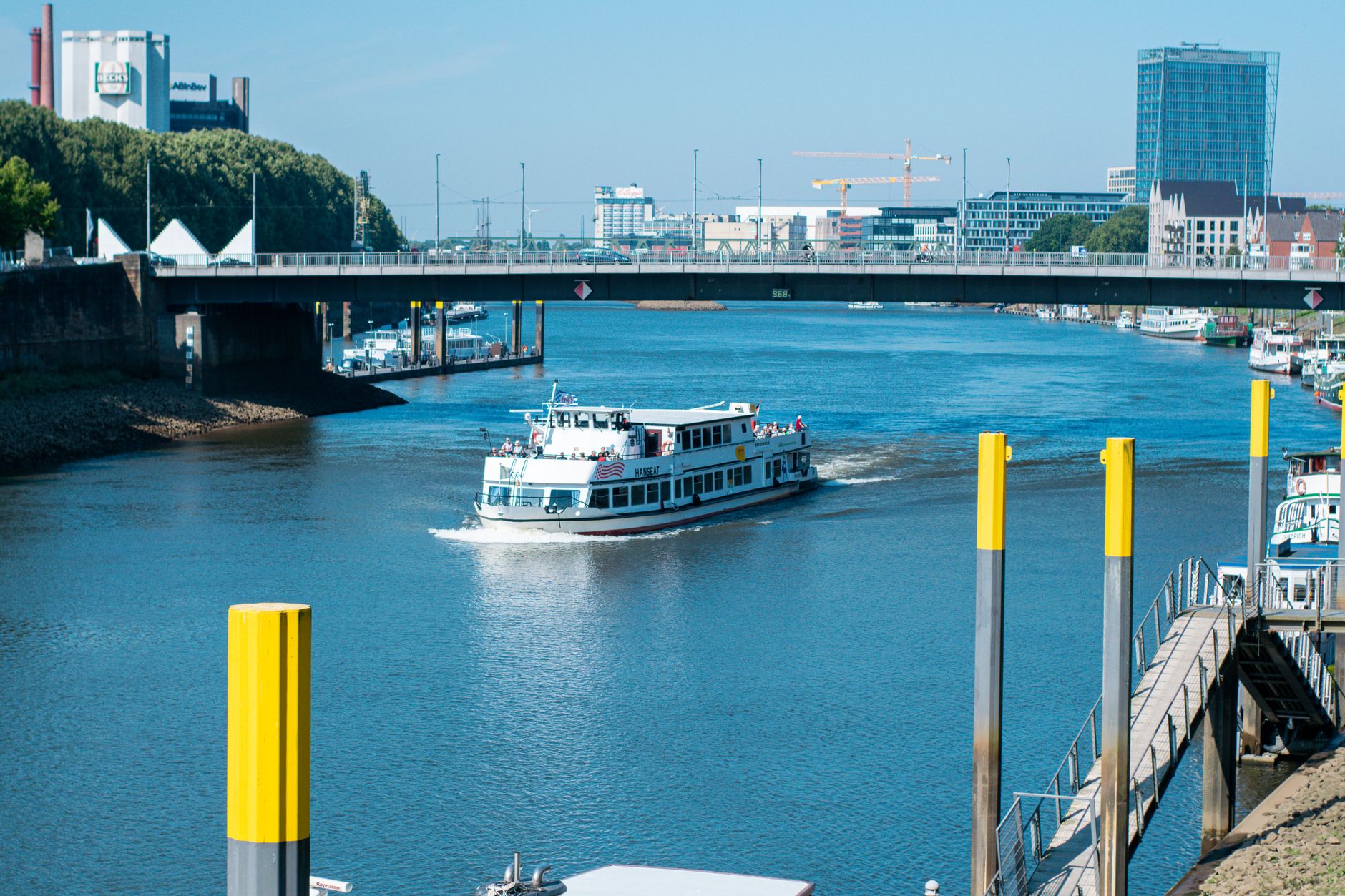 Malervoller Blick auf ein Kreuzfahrtschiff, das auf der Weser in Bremen, Deutschland, segelt.