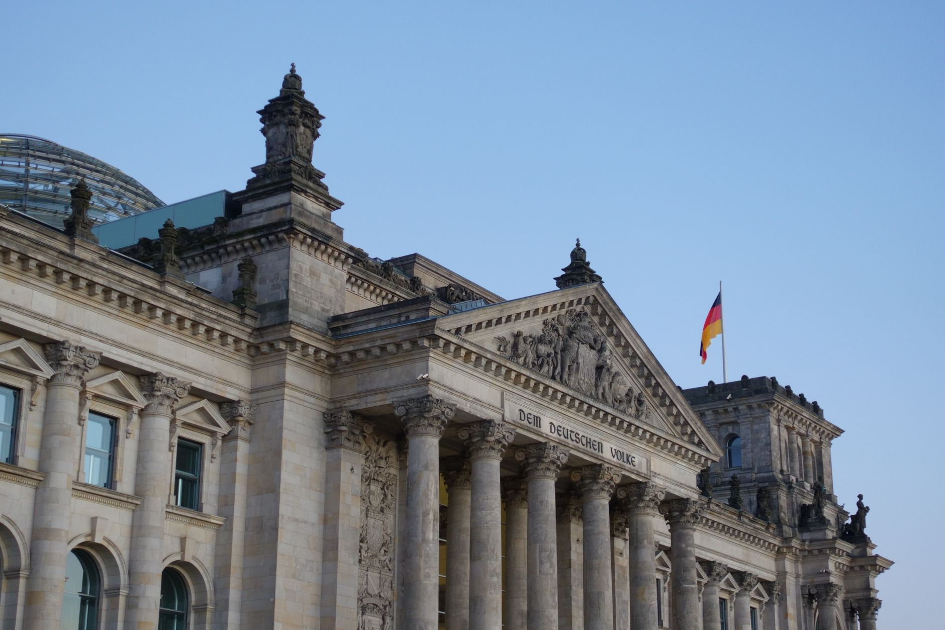 Ein architektonisches Wunderwerk: das Berliner Reichstagsgebäude vor klarem Himmel.