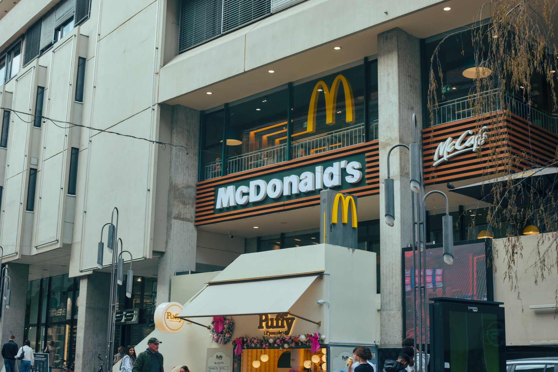 Straßenansicht einer modernen McDonald's-Filiale in einem belebten Stadtgebiet von Ljubljana, Slowenien.