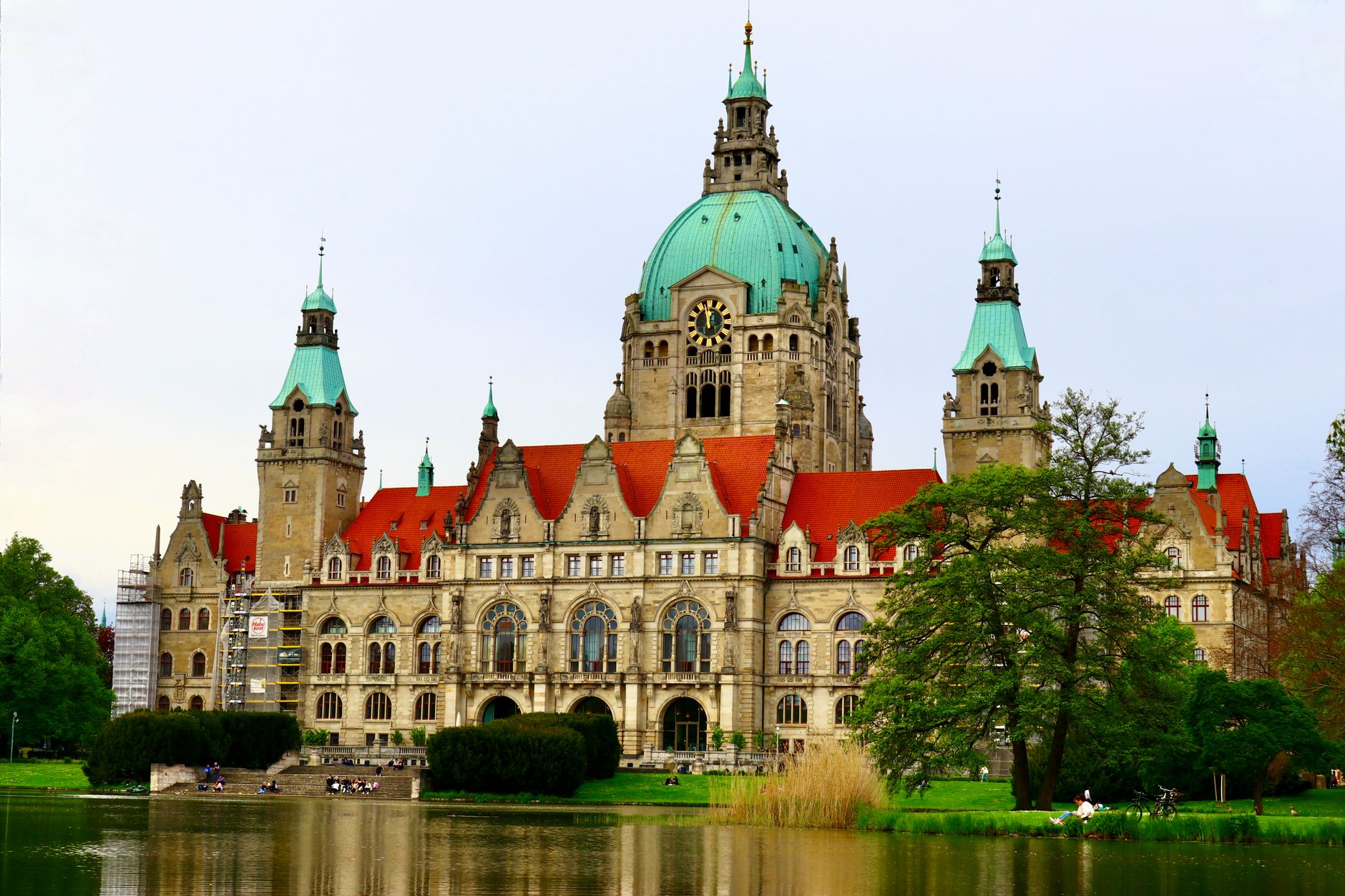 Stunning Ansicht des Neuen Rathauses in Hannover mit einer Reflexion im Teich.