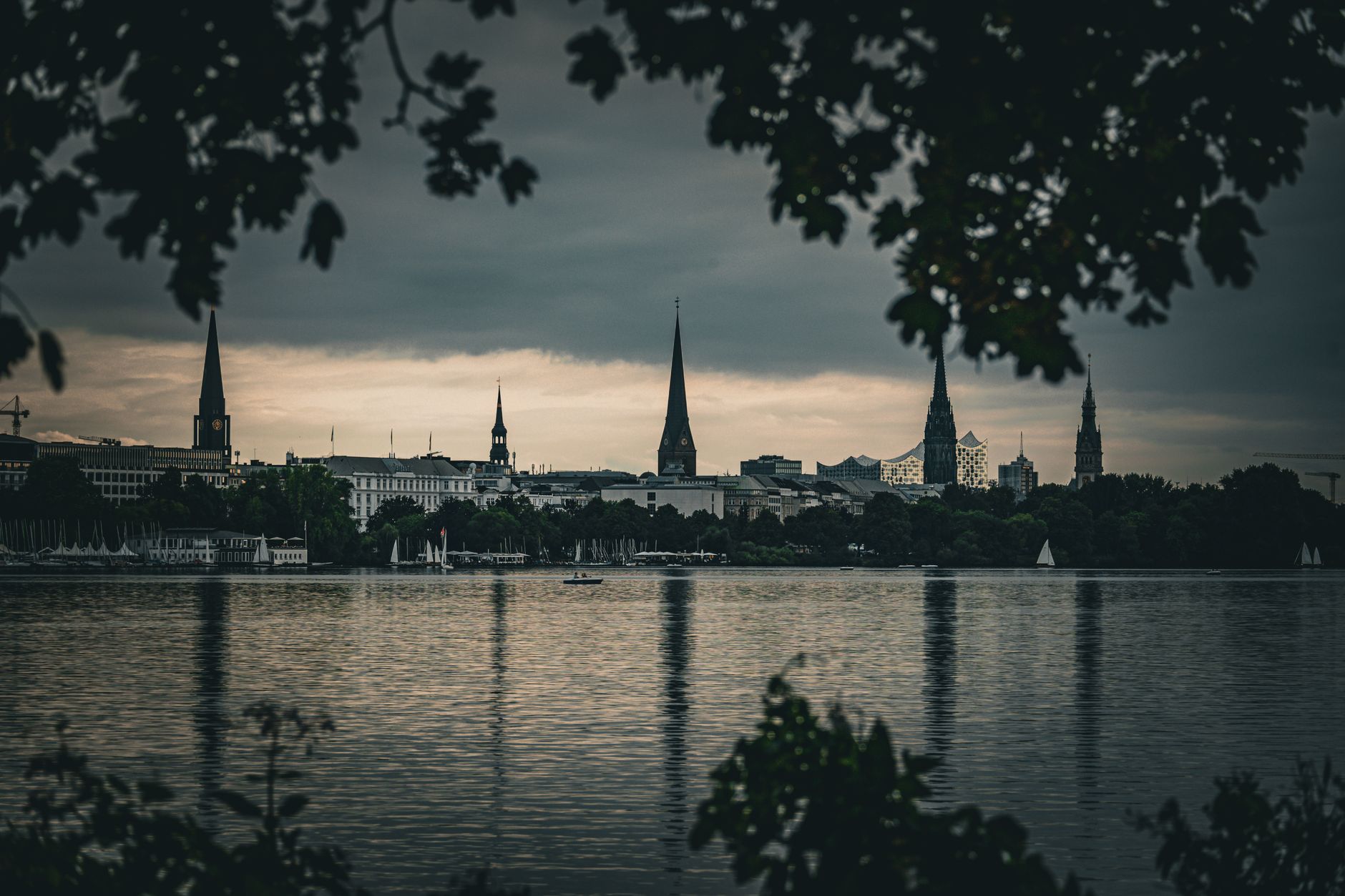 Faszinierender Blick auf die Hamburger Stadtlandschaft, die sich in der Dämmerung in der Binnenalster spiegelt.