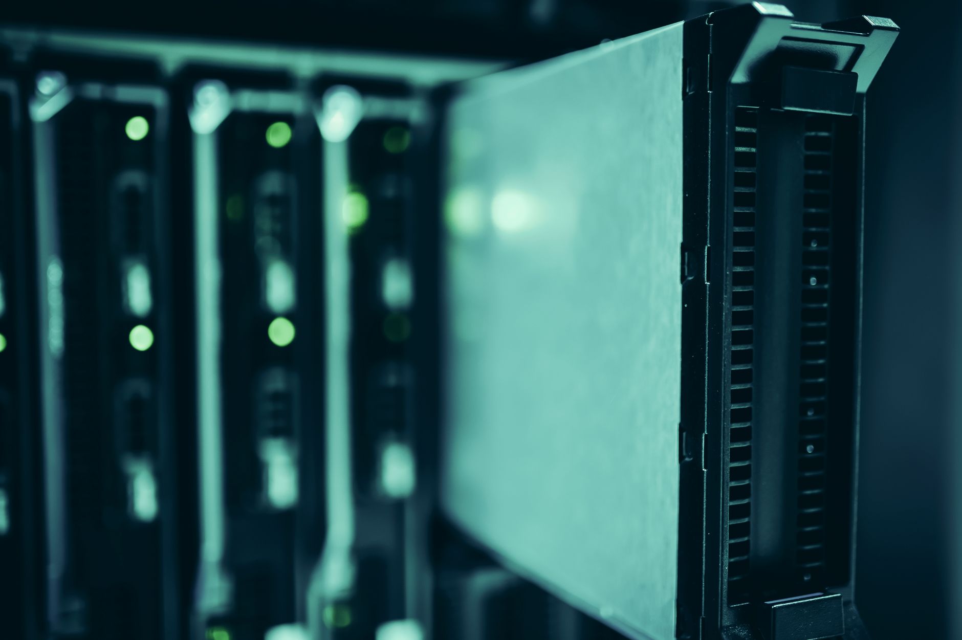 Nahaufnahme von Serverracks in einem Rechenzentrum, die die moderne Technologieinfrastruktur verdeutlicht.