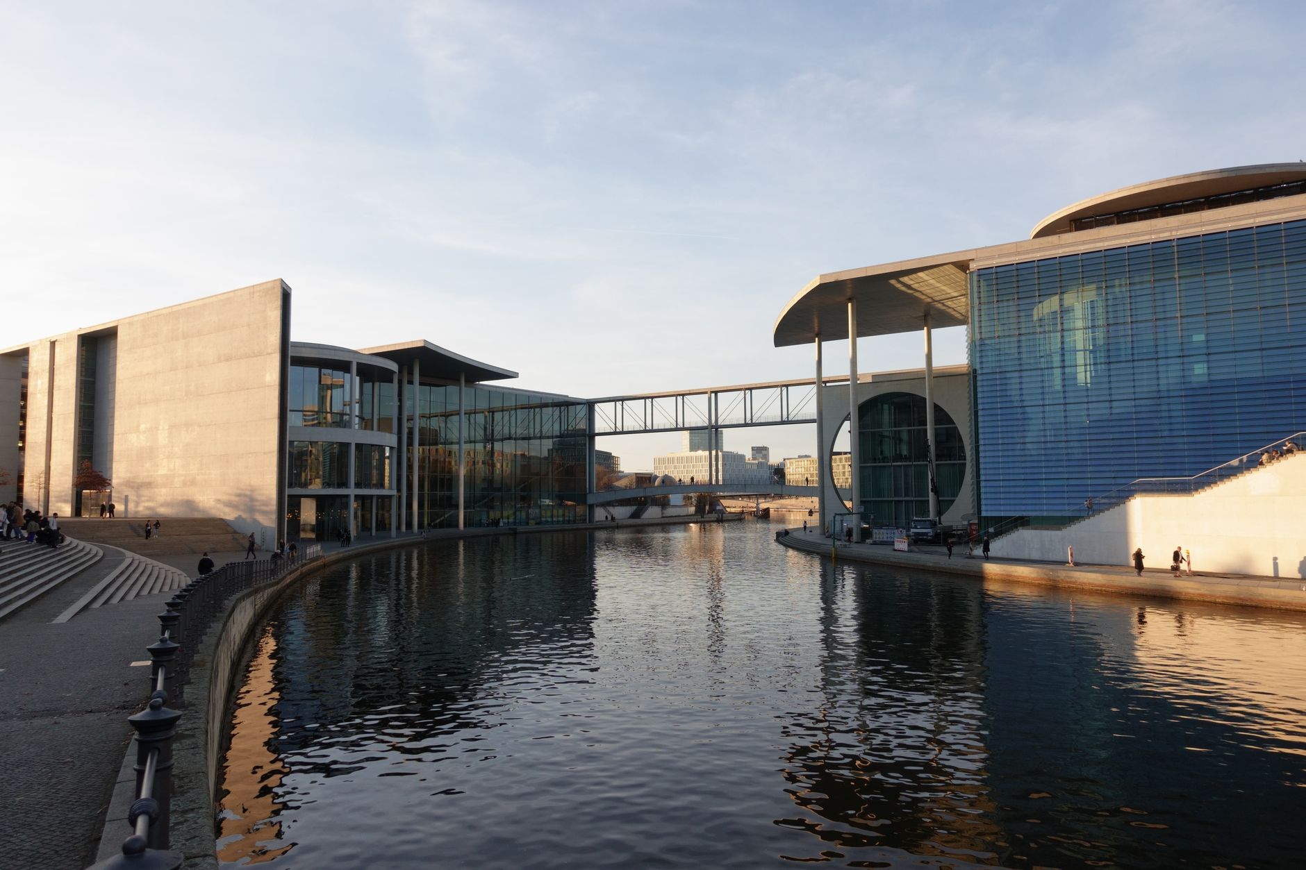 Zeitgenössische Gebäude entlang der Spree in Berlin tagsüber.