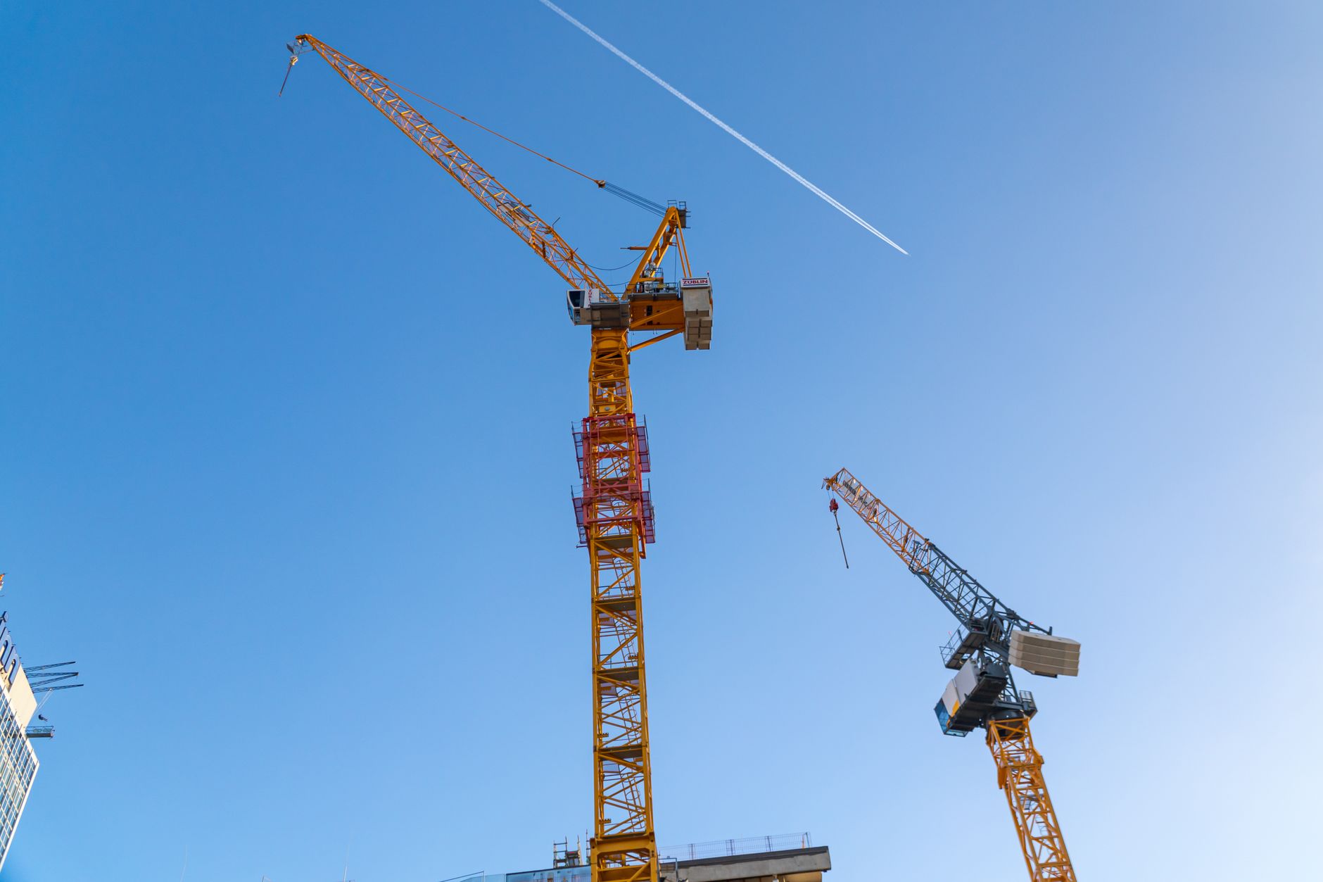 Kräne silhouettiert gegen einen klaren Himmel in Berlin, Deutschland.