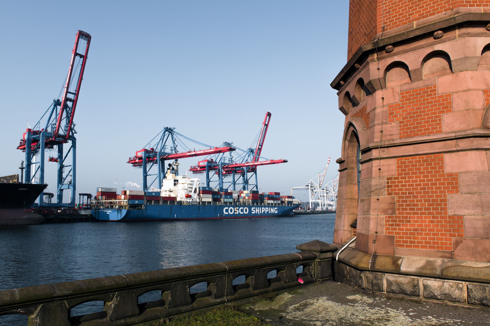 Eine lebendige Ansicht von Containerschiffen und Kränen im Hamburger Hafen, Deutschland. Perfekt für Handels- und Handelsvisualisierungen.