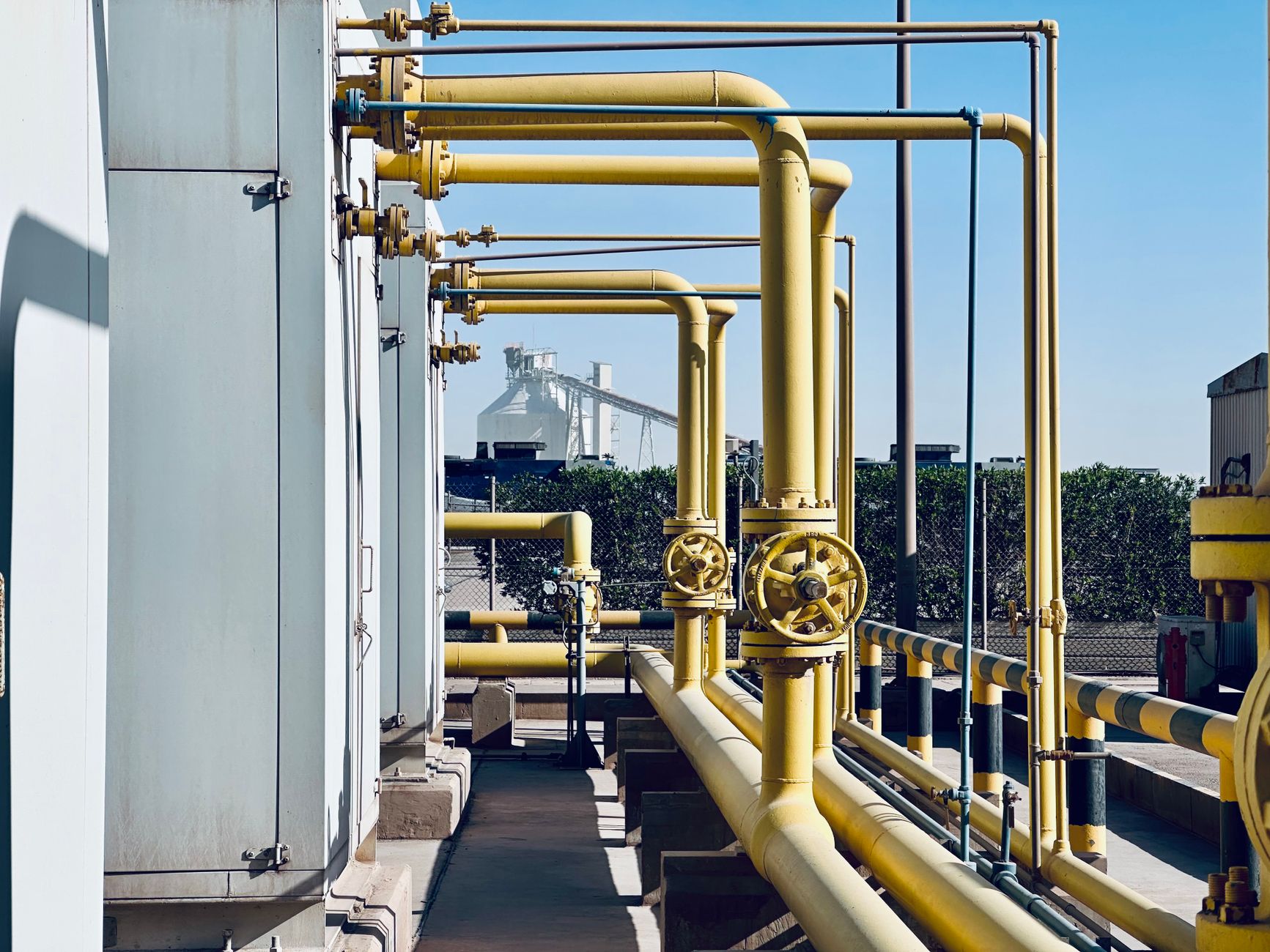Eine Detailansicht von industriellen Rohrleitungen in einer Fabrikanlage in Saudi-Arabien.