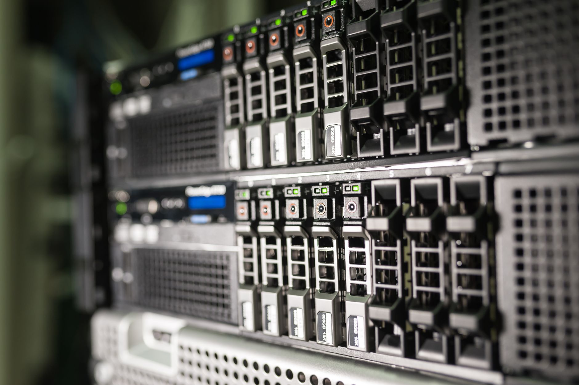 Nahaufnahme von Serverausrüstung in einem modernen Rechenzentrum, die die technologische Infrastruktur hervorhebt.