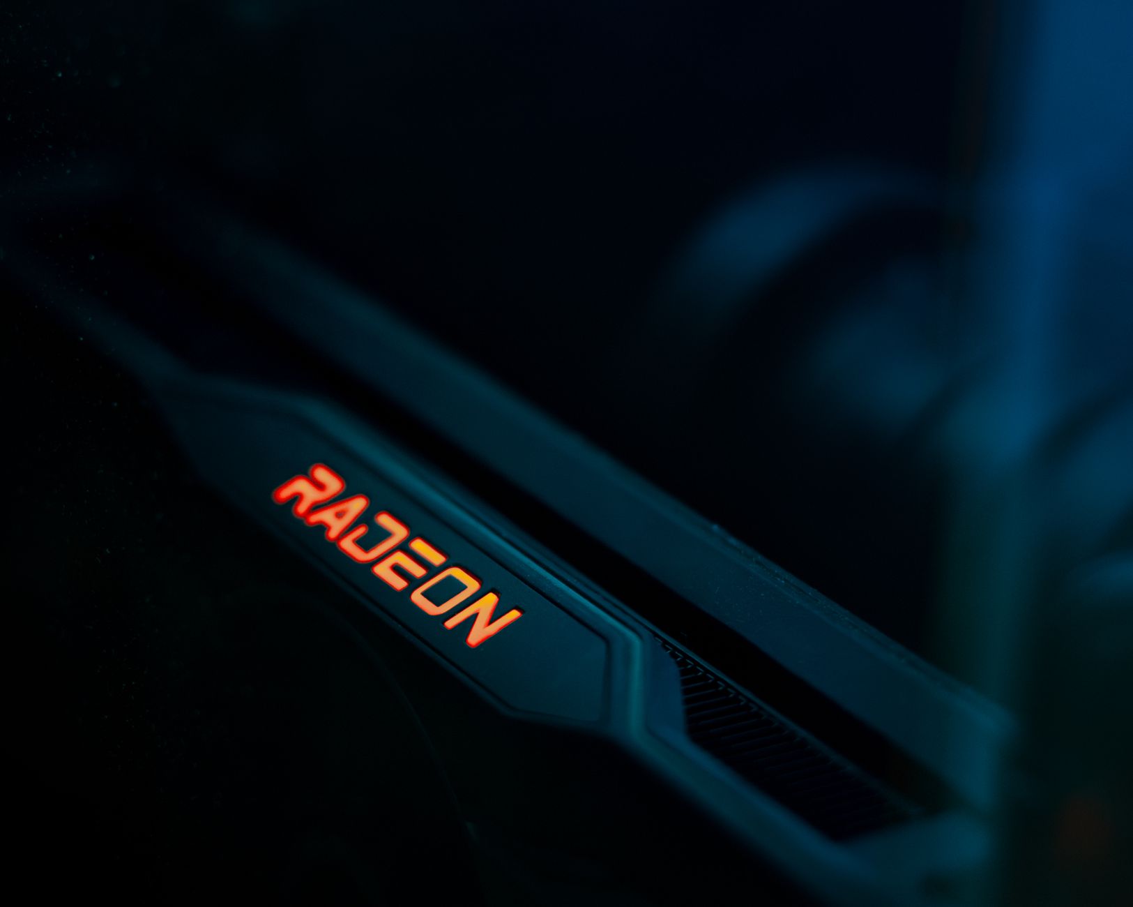 Detailansicht einer leuchtenden Radeon-Grafikkarte, die ihr Hardwaredesign hervorhebt.
