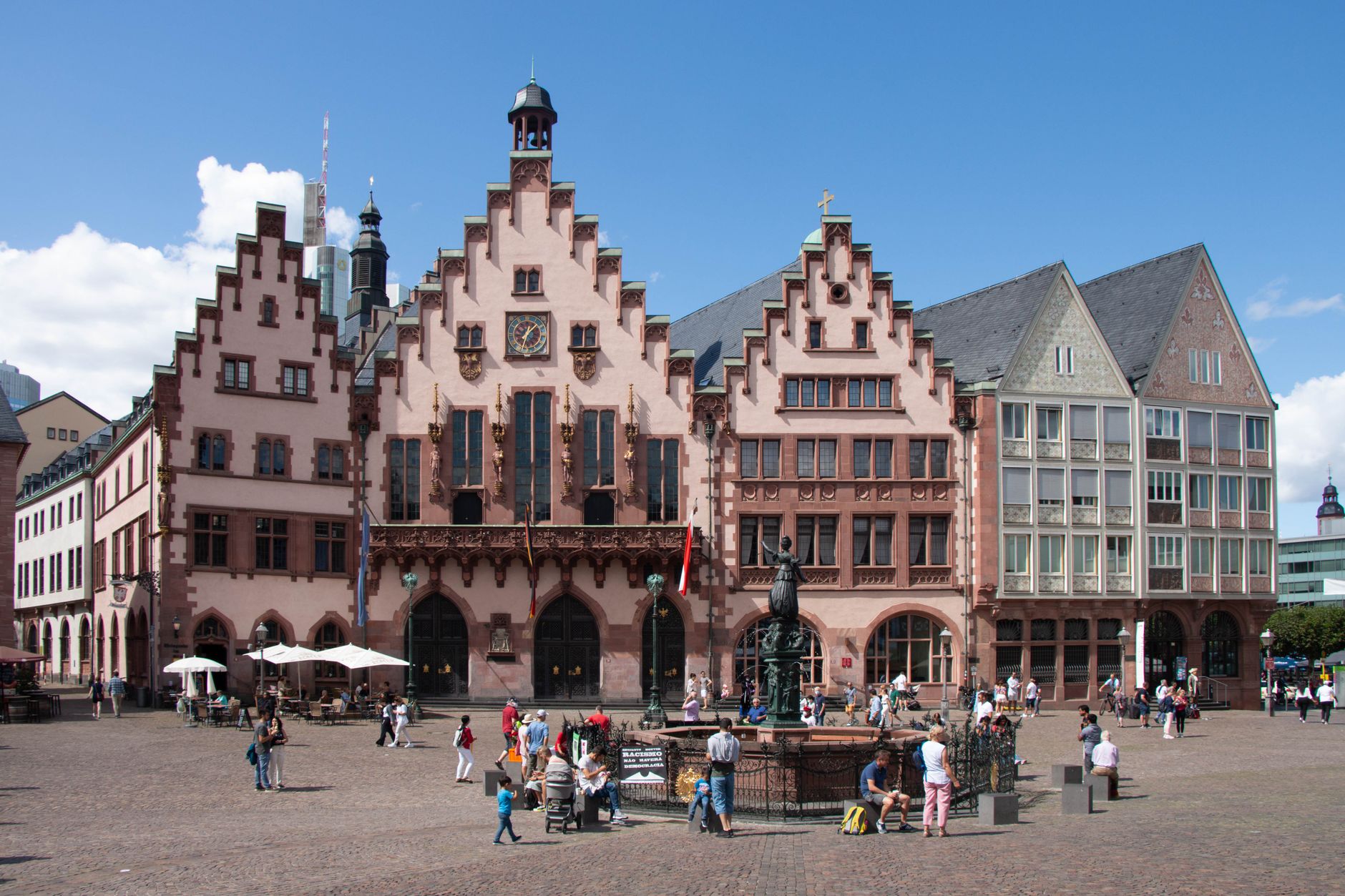 Entdecken Sie die historische Architektur des Römer Platzes in Frankfurt, Deutschland.