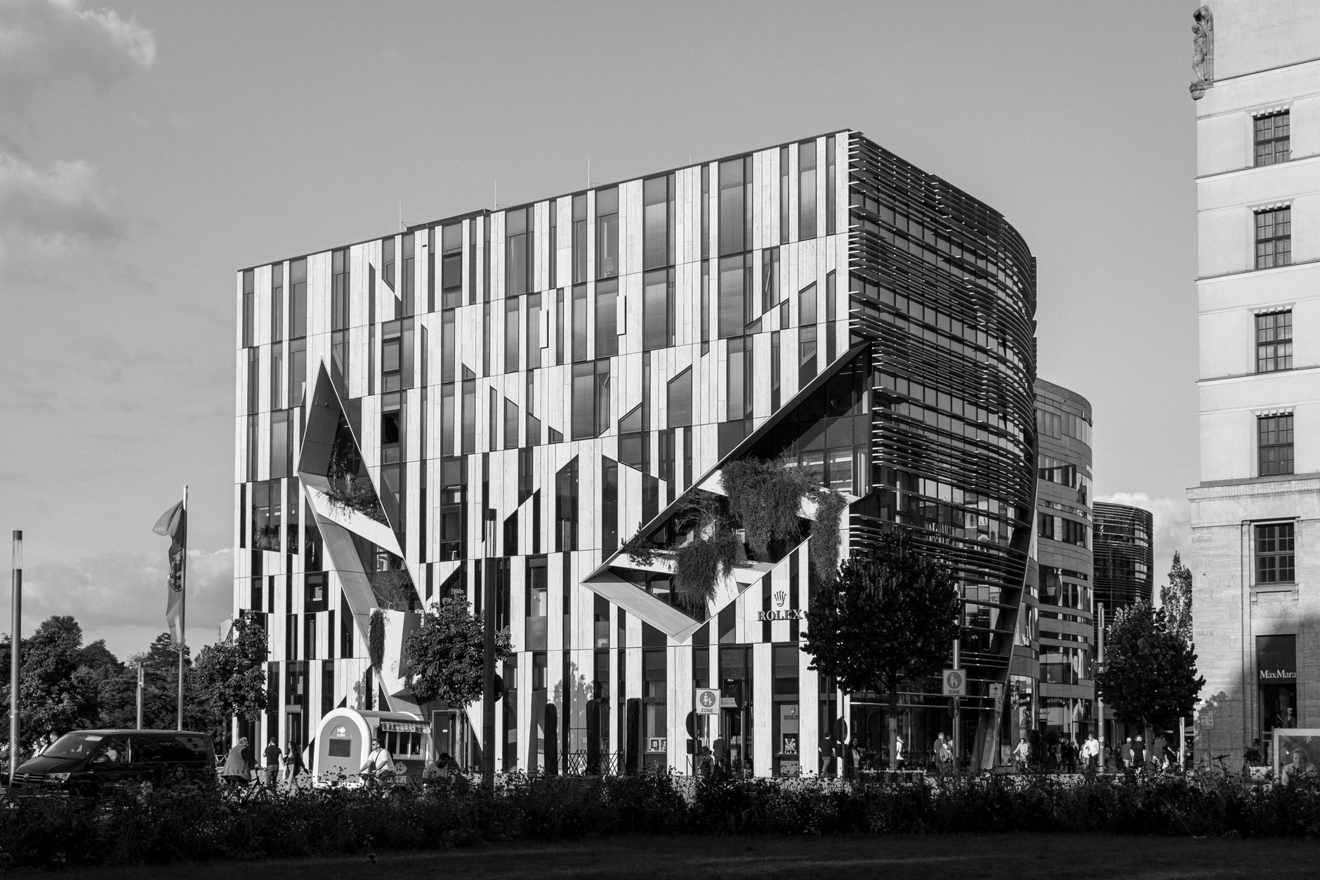 Die markante moderne Architektur von Kö-Bogen in Düsseldorf ist ein Wahrzeichen der Stadtplanung.