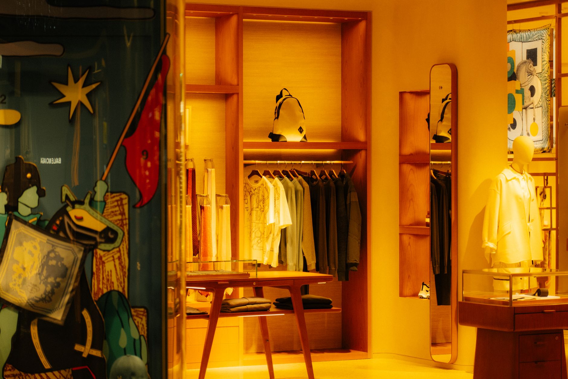 Elegantes Interieur einer Modeboutique mit stilvoller Kleidung und Accessoires.