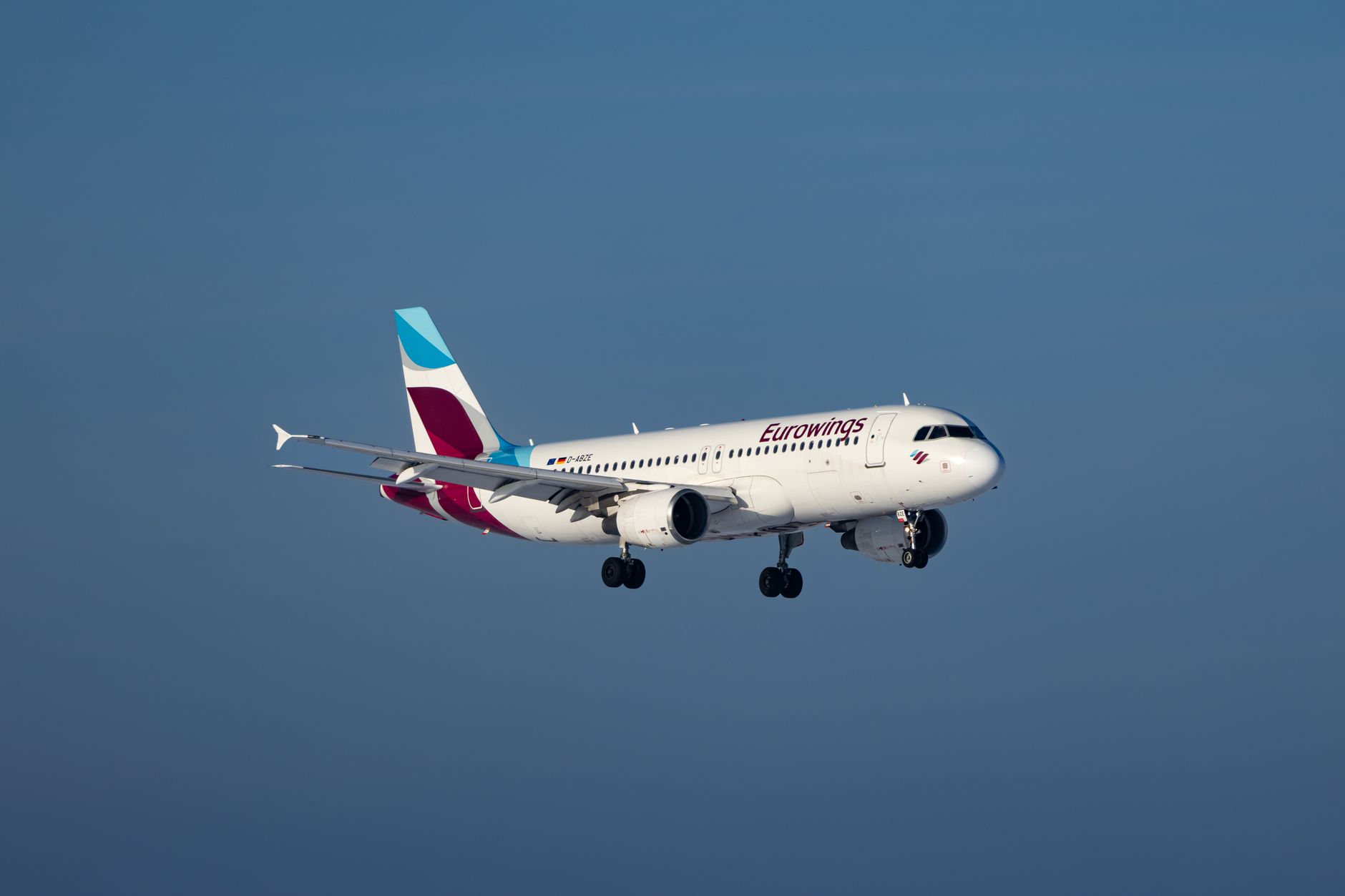 Eine Eurowings-Maschine im Flug vor strahlend blauem Himmel – ein eindrucksvolles Beispiel für die Dynamik der Luftfahrt.