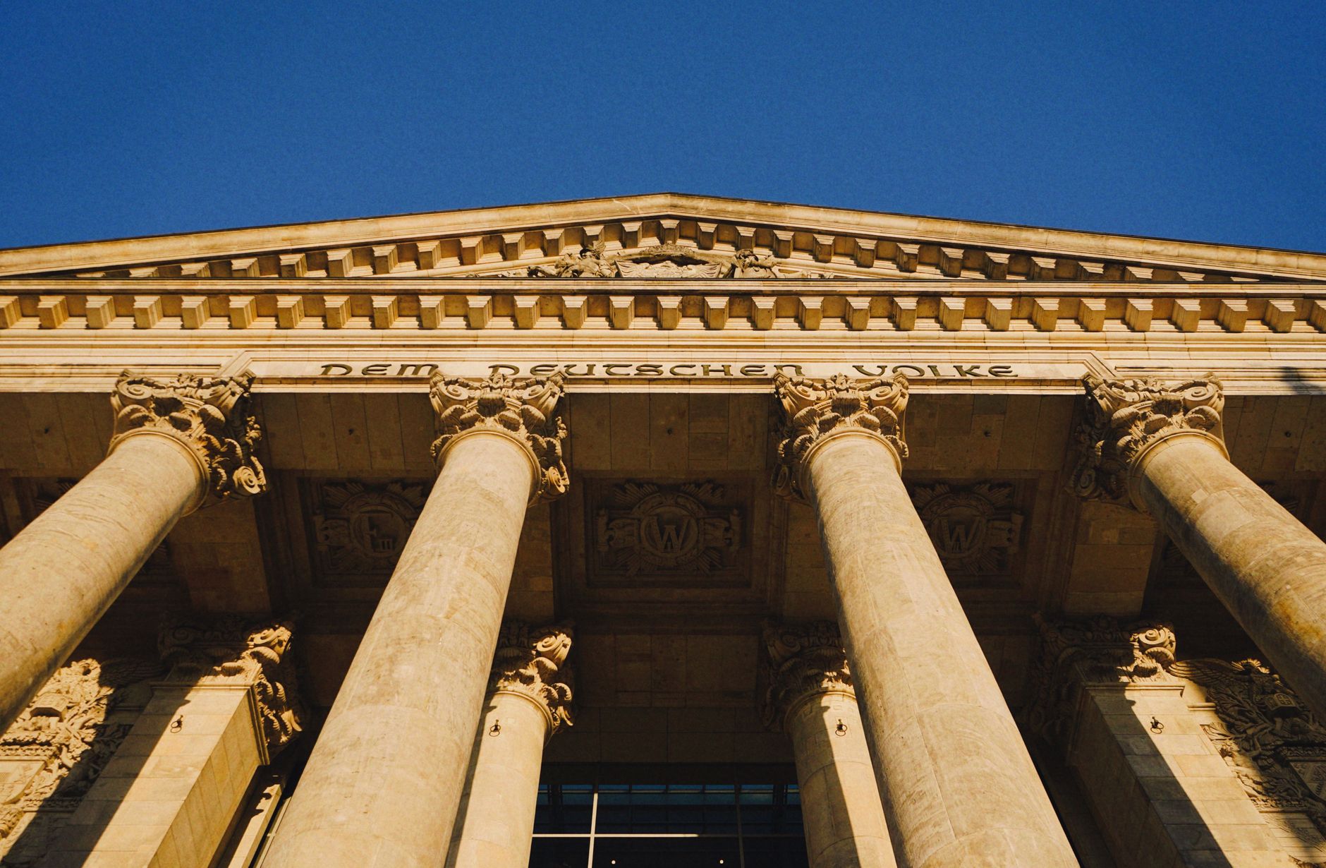 Die kunstvollen Säulenarchitekturen am Reichstag in Berlin zeigen historische Details und Erhabenheit.