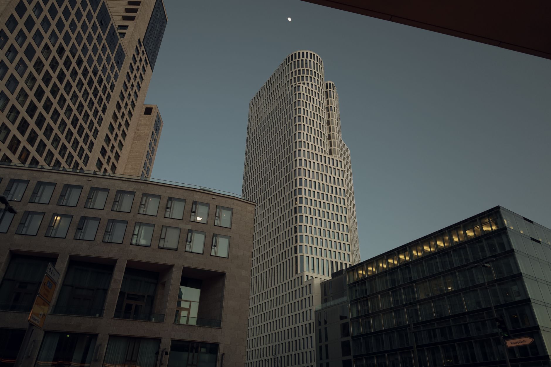 Fesselnde Stadtlandschaft mit hohen Wolkenkratzern vor dem Dämmerungshimmel, die die städtische Architektur hervorhebt.