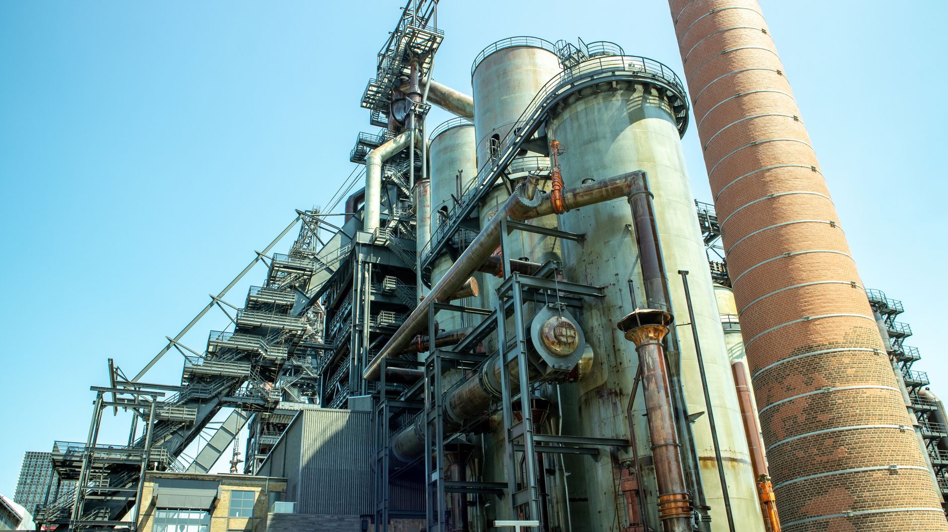 Dramatischer Blick auf eine Industrieanlage in Esch-sur-Alzette, Luxemburg.
