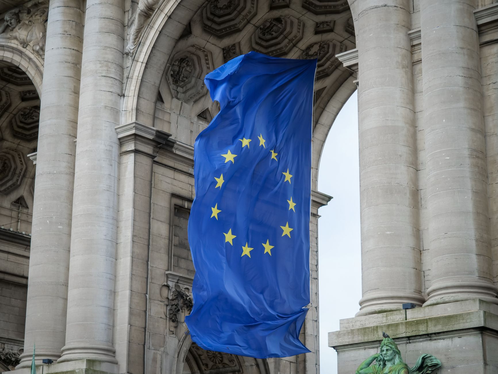 Flagge der Europäischen Union weht unter dem Cinquantenaire-Bogen in Brüssel, Belgien.