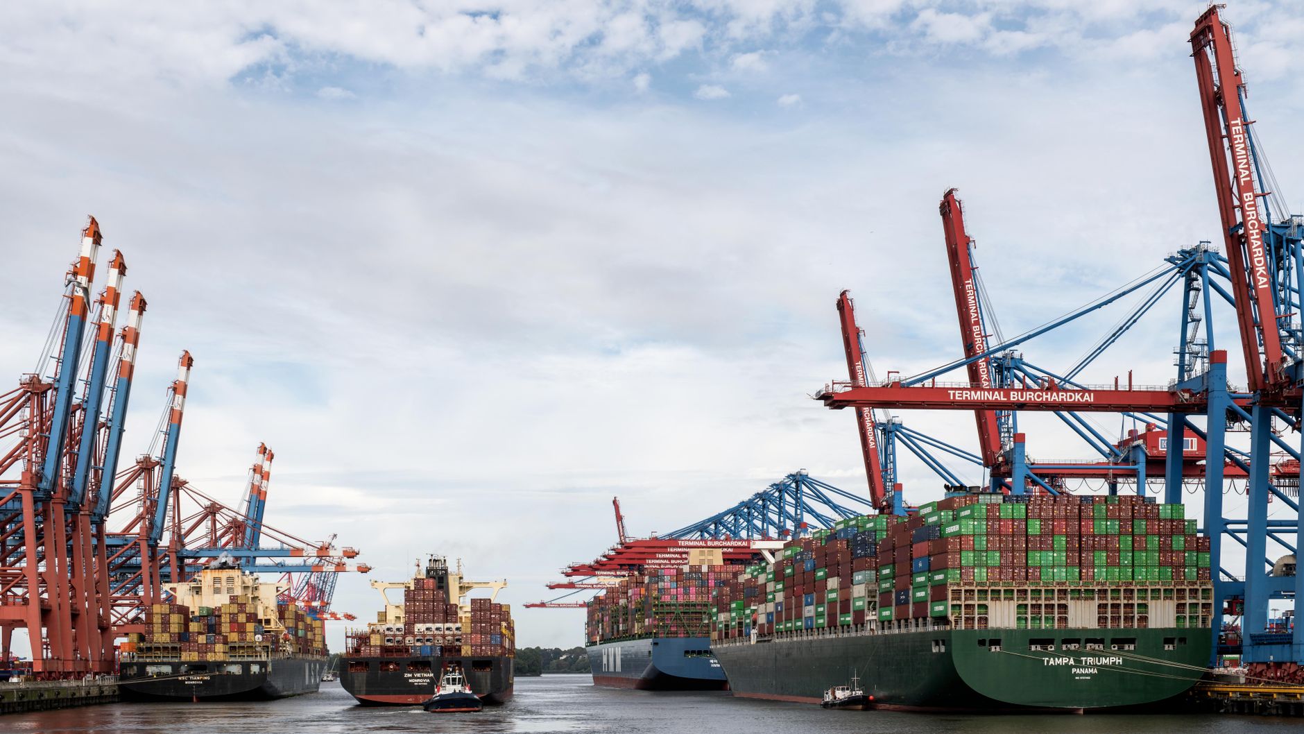 Blick auf Containerschiffe, die am geschäftigen Hamburger Hafenterminal in Deutschland anlegen.