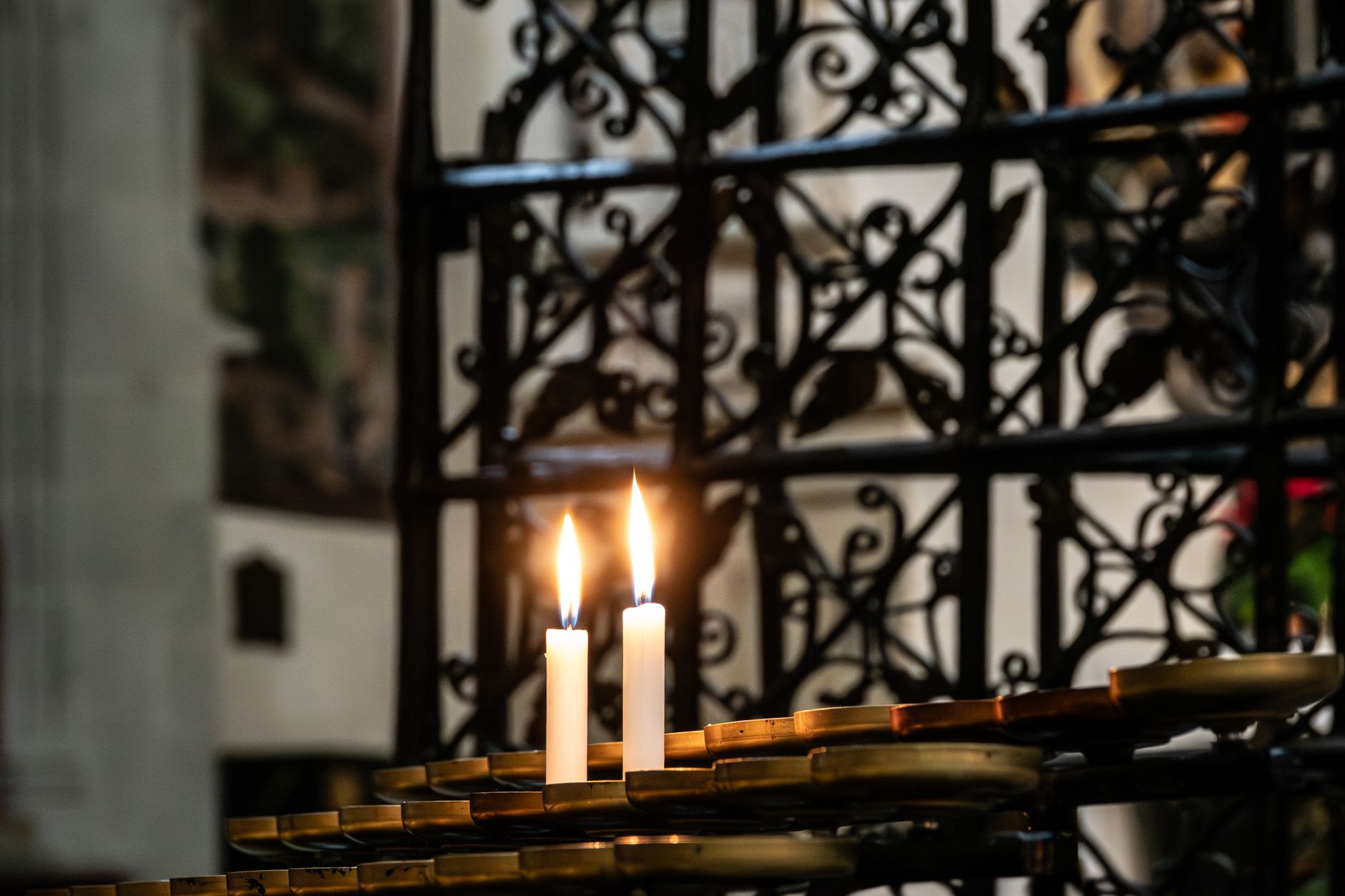 Ruhiger Blick auf Kerzen auf einem Kirchenaltar in Konstanz, Deutschland.